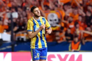ΑΠΟΕΛ - ΑΕΚ: Της "σκότωσε" τις ελπίδες και έμεινε ζωντανό! (φώτος)