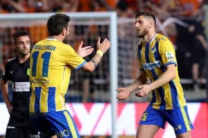 ΑΠΟΕΛ - ΑΕΚ: Της "σκότωσε" τις ελπίδες και έμεινε ζωντανό! (φώτος)