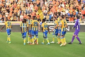 ΑΠΟΕΛ - ΑΕΚ: Της "σκότωσε" τις ελπίδες και έμεινε ζωντανό! (φώτος)