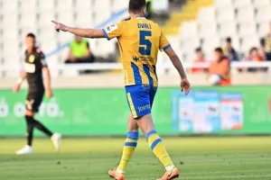 ΑΠΟΕΛ - ΑΕΚ: Της "σκότωσε" τις ελπίδες και έμεινε ζωντανό! (φώτος)