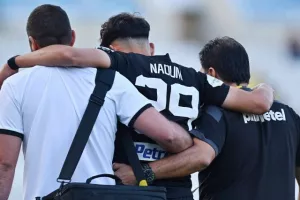 ΑΠΟΕΛ - ΑΕΚ: Της "σκότωσε" τις ελπίδες και έμεινε ζωντανό! (φώτος)