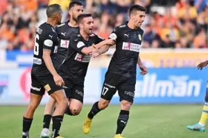 ΑΠΟΕΛ - ΑΕΚ: Της "σκότωσε" τις ελπίδες και έμεινε ζωντανό! (φώτος)