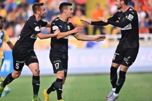 ΑΠΟΕΛ - ΑΕΚ: Της "σκότωσε" τις ελπίδες και έμεινε ζωντανό! (φώτος)