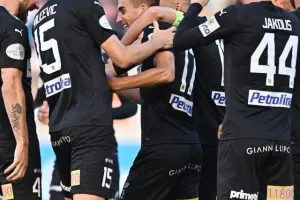 ΑΠΟΕΛ - ΑΕΚ: Της "σκότωσε" τις ελπίδες και έμεινε ζωντανό! (φώτος)