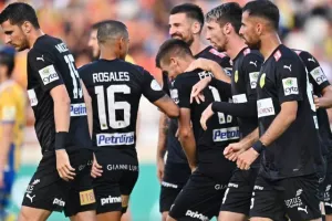 ΑΠΟΕΛ - ΑΕΚ: Της "σκότωσε" τις ελπίδες και έμεινε ζωντανό! (φώτος)