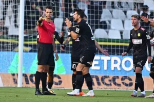 ΑΠΟΕΛ - ΑΕΚ: Της "σκότωσε" τις ελπίδες και έμεινε ζωντανό! (φώτος)