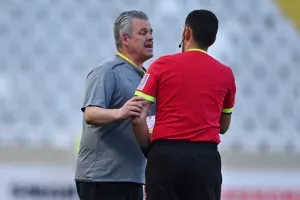 ΑΠΟΕΛ - ΑΕΚ: Της "σκότωσε" τις ελπίδες και έμεινε ζωντανό! (φώτος)