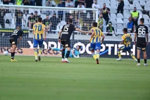 ΑΠΟΕΛ - ΑΕΚ: Της "σκότωσε" τις ελπίδες και έμεινε ζωντανό! (φώτος)