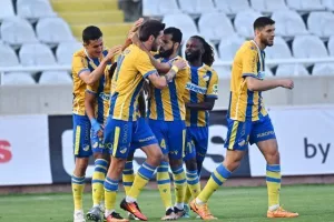 ΑΠΟΕΛ - ΑΕΚ: Της "σκότωσε" τις ελπίδες και έμεινε ζωντανό! (φώτος)