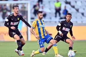 ΑΠΟΕΛ - ΑΕΚ: Της "σκότωσε" τις ελπίδες και έμεινε ζωντανό! (φώτος)