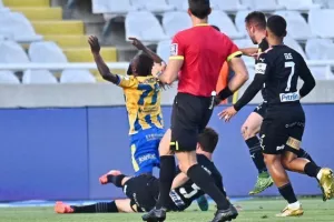 ΑΠΟΕΛ - ΑΕΚ: Της "σκότωσε" τις ελπίδες και έμεινε ζωντανό! (φώτος)