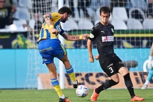 ΑΠΟΕΛ - ΑΕΚ: Της "σκότωσε" τις ελπίδες και έμεινε ζωντανό! (φώτος)
