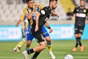 ΑΠΟΕΛ - ΑΕΚ: Της "σκότωσε" τις ελπίδες και έμεινε ζωντανό! (φώτος)