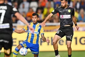 ΑΠΟΕΛ - ΑΕΚ: Της "σκότωσε" τις ελπίδες και έμεινε ζωντανό! (φώτος)