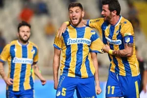 ΑΠΟΕΛ - ΑΕΚ: Της "σκότωσε" τις ελπίδες και έμεινε ζωντανό! (φώτος)