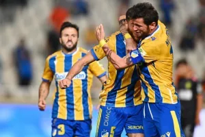 ΑΠΟΕΛ - ΑΕΚ: Της "σκότωσε" τις ελπίδες και έμεινε ζωντανό! (φώτος)