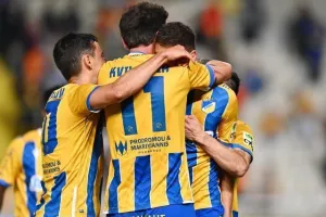 ΑΠΟΕΛ - ΑΕΚ: Της "σκότωσε" τις ελπίδες και έμεινε ζωντανό! (φώτος)