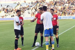 ΑΠΟΕΛ - ΑΕΚ: Της "σκότωσε" τις ελπίδες και έμεινε ζωντανό! (φώτος)