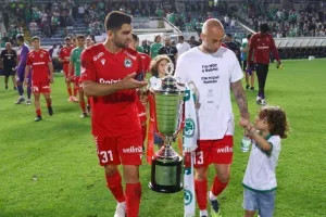 Έκαναν τον γύρο του θριάμβου με το κύπελλο (βίντεο) 