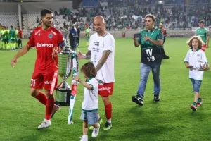 Έκαναν τον γύρο του θριάμβου με το κύπελλο (βίντεο) 