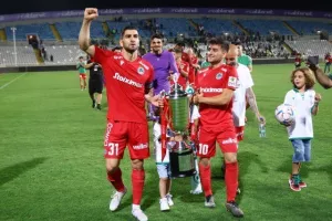 Έκαναν τον γύρο του θριάμβου με το κύπελλο (βίντεο) 