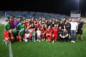 Όλοι μαζί με τον Φώτη και την κούπα 