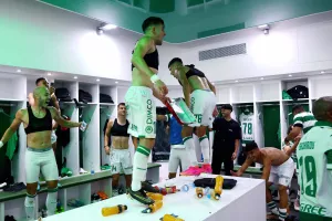 Άνοιξαν οι σαμπάνιες, "πράσινο" γλέντι στ' αποδυτήρια (φώτος)