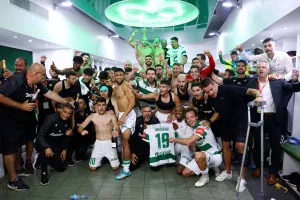 Άνοιξαν οι σαμπάνιες, "πράσινο" γλέντι στ' αποδυτήρια (φώτος)