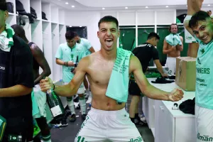 Άνοιξαν οι σαμπάνιες, "πράσινο" γλέντι στ' αποδυτήρια (φώτος)