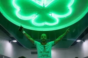 Άνοιξαν οι σαμπάνιες, "πράσινο" γλέντι στ' αποδυτήρια (φώτος)