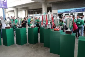(Φώτος) Τα 16 κύπελλα από την Δυτική - Αυτόγραφα από τους παίκτες 