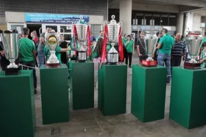 (Φώτος) Τα 16 κύπελλα από την Δυτική - Αυτόγραφα από τους παίκτες 