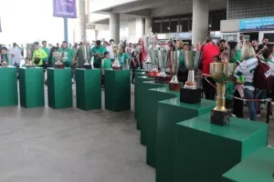 (Φώτος) Τα 16 κύπελλα από την Δυτική - Αυτόγραφα από τους παίκτες 