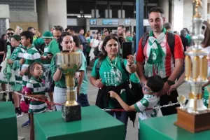 (Φώτος) Τα 16 κύπελλα από την Δυτική - Αυτόγραφα από τους παίκτες 