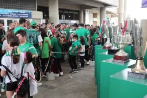 (Φώτος) Τα 16 κύπελλα από την Δυτική - Αυτόγραφα από τους παίκτες 