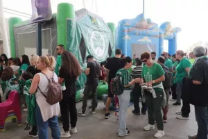 (Φώτος) Τα 16 κύπελλα από την Δυτική - Αυτόγραφα από τους παίκτες 