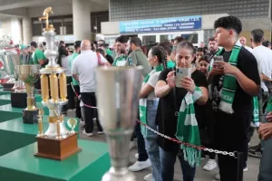 (Φώτος) Τα 16 κύπελλα από την Δυτική - Αυτόγραφα από τους παίκτες 