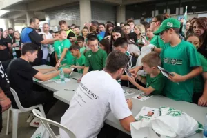 (Φώτος) Τα 16 κύπελλα από την Δυτική - Αυτόγραφα από τους παίκτες 