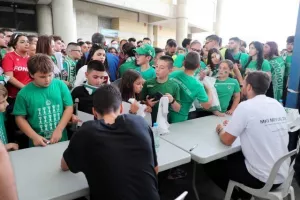 (Φώτος) Τα 16 κύπελλα από την Δυτική - Αυτόγραφα από τους παίκτες 