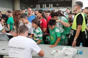 (Φώτος) Τα 16 κύπελλα από την Δυτική - Αυτόγραφα από τους παίκτες 