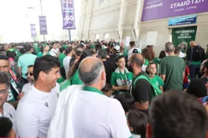 (Φώτος) Τα 16 κύπελλα από την Δυτική - Αυτόγραφα από τους παίκτες 