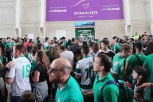 (Φώτος) Τα 16 κύπελλα από την Δυτική - Αυτόγραφα από τους παίκτες 