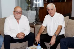 Πίσω (μπροστά) από τις... κουρτίνες   