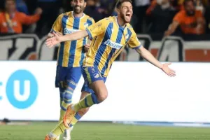 ΑΠΟΕΛ - ΑΕΚ: Της "σκότωσε" τις ελπίδες και έμεινε ζωντανό! (φώτος)
