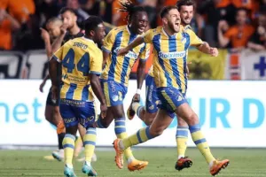 ΑΠΟΕΛ - ΑΕΚ: Της "σκότωσε" τις ελπίδες και έμεινε ζωντανό! (φώτος)