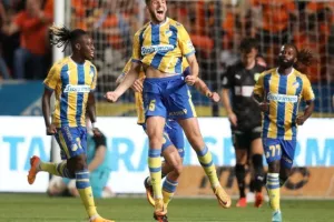 ΑΠΟΕΛ - ΑΕΚ: Της "σκότωσε" τις ελπίδες και έμεινε ζωντανό! (φώτος)