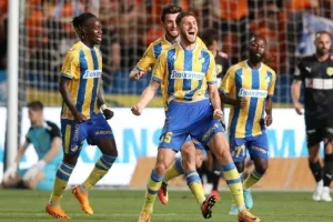 ΑΠΟΕΛ - ΑΕΚ: Της "σκότωσε" τις ελπίδες και έμεινε ζωντανό! (φώτος)