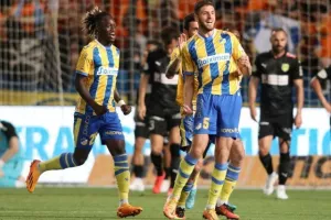 ΑΠΟΕΛ - ΑΕΚ: Της "σκότωσε" τις ελπίδες και έμεινε ζωντανό! (φώτος)