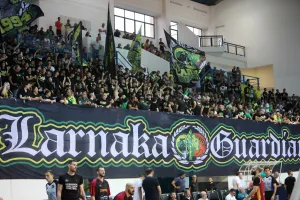 ΦΟΥΛ η κεντρική εξέδρα! (φώτος)