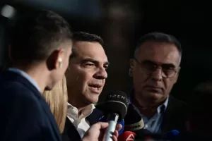 Αιχμές Τσίπρα για ντιμπέιτ: «Στο άλλο κανάλι θα δείτε γκολ»